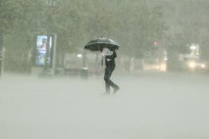 ¡Paraguas en manos! Vaguada y onda tropical provocarán aguaceros, dice Meteorología