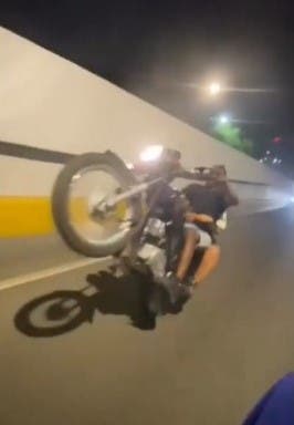 Acción temeraria del motociclista ha generado indignación ya que pone en riesgo la vida de conductor, pasajera y otros usuarios de la vía