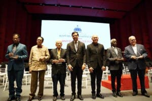 Cultura rinde homenaje a padres ejemplares por sus aportes a las artes dominicanas