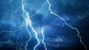 Tormenta letal en finca: Rayos matan a un hombre y dejan grave a su hijo