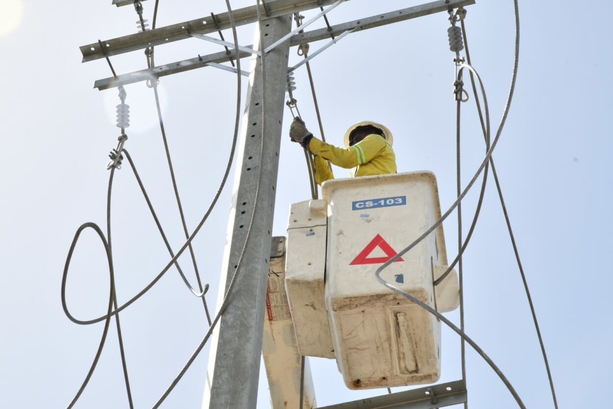 Edeeste mejora servicio eléctrico para más de 12 mil usuarios en SDE