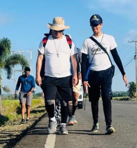 Siete días con Jesús: Misioneros recorren 150 km de fe y esperanza de La Vega a Santo Domingo