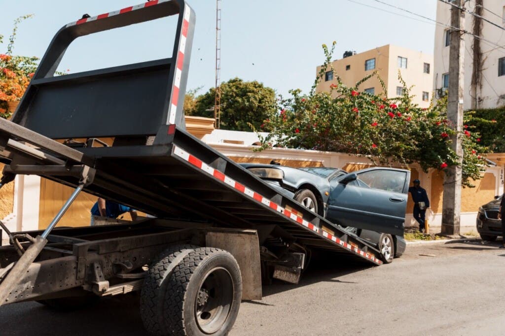 Alcaldía realiza operativo para retirar vehículos que obstruyen espacios públicos