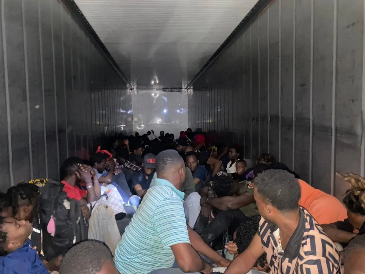 En Montecristi: interceptan furgón con 79 haitianos indocumentados