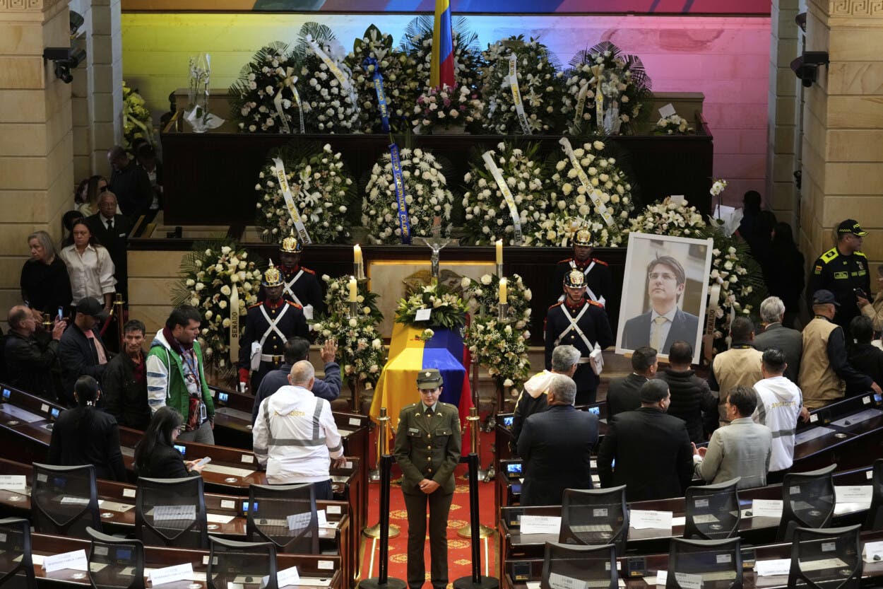 Colombia despide a Miguel Uribe en un emotivo homenaje en el Capitolio