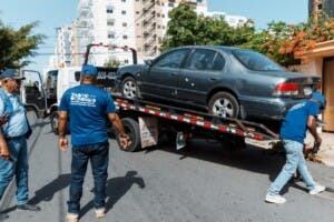 Alcaldía realiza operativo para retirar vehículos que obstruyen espacios públicos