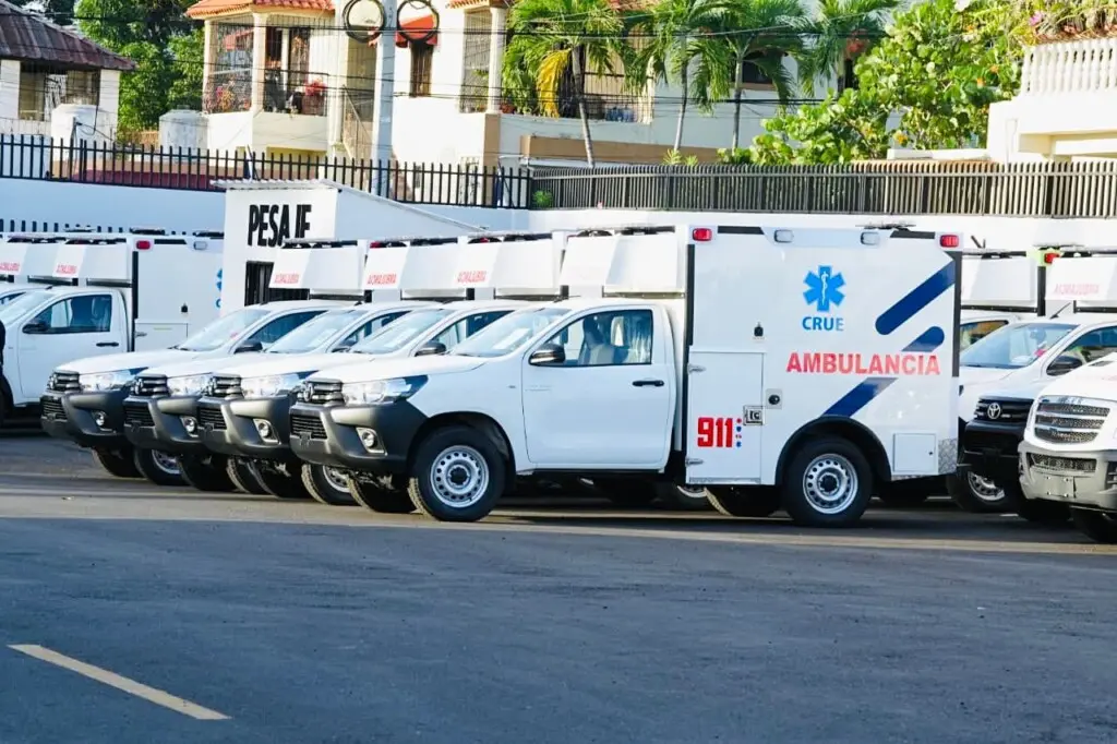 Entregan nuevas ambulancias dominicanas: un avance en salud y seguridad