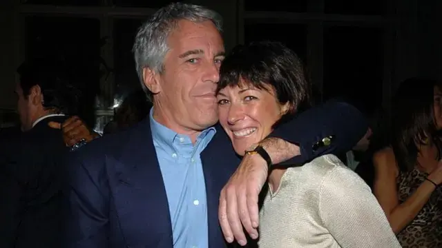 Autoridades estadounidenses trasladaron a Ghislaine Maxwell, exnovia y cómplice del criminal sexual Jeffrey Epstein