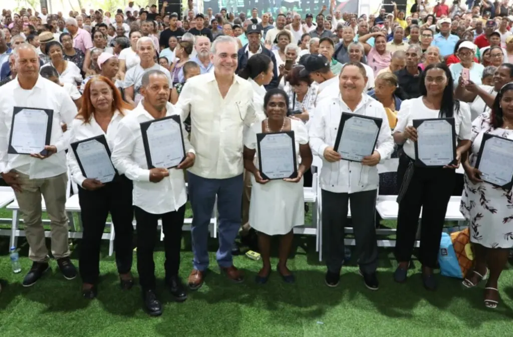 El presidente Luis Abinader en el acto en que entregó títulos de propiedad de viviendas a familias de Los Guaricanos. El mandatario también inauguró tres nuevas escuelas./Foto Guillermo Burgos