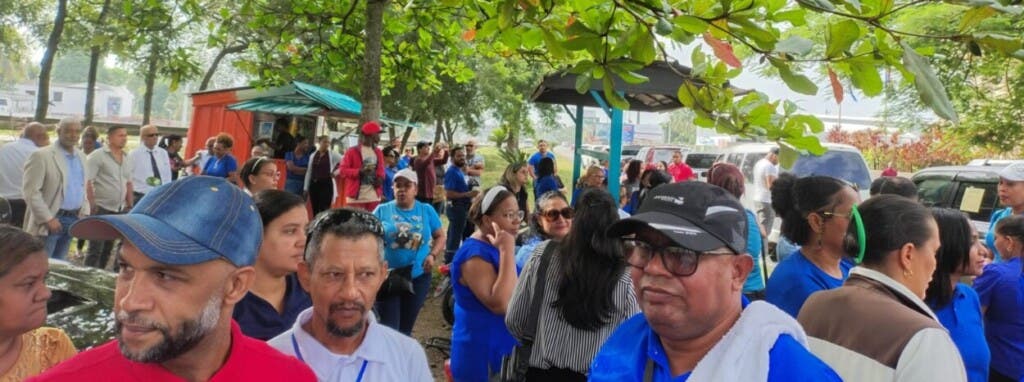 Profesores del sector público de Bonao se mantenían esta mañana en vigilia frente a la Fiscalía de esa ciudad en apoyo al presidente de la ADP, Alejandro Martínez.