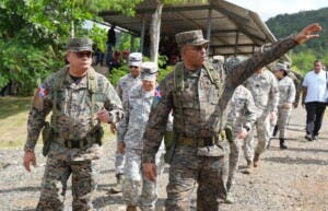 Ministro de Defensa supervisa el área competencia de tiro