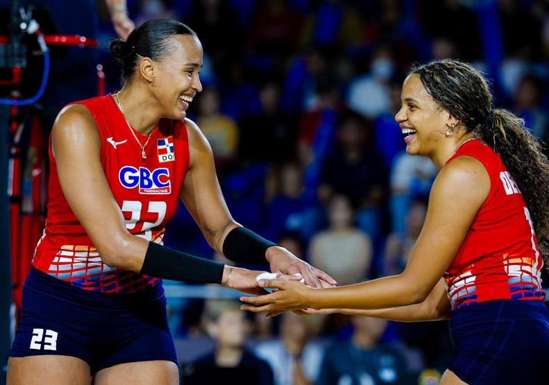Gaila González y Camila de la Rosa celebran un punto para Las Reinas del Caribe ante Colombia