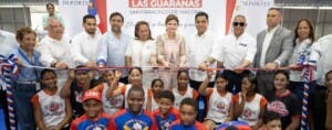 Raquel Peña y Kelvin Cruz  entregan multiuso Las Guáranas