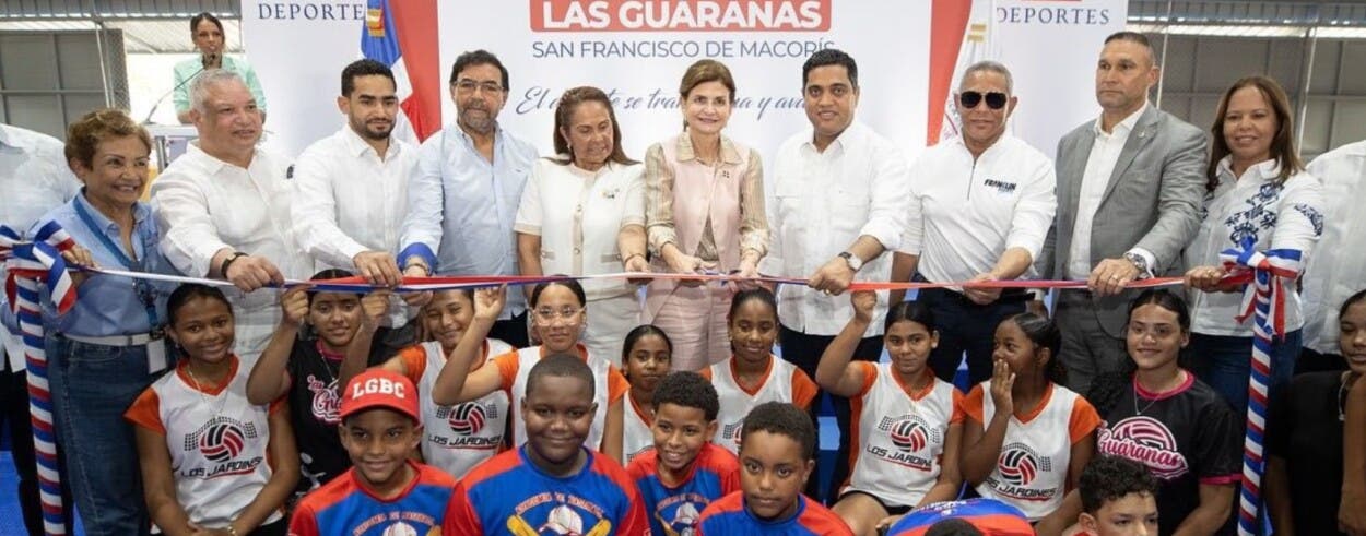 Raquel Peña y Kelvin Cruz  entregan multiuso Las Guáranas