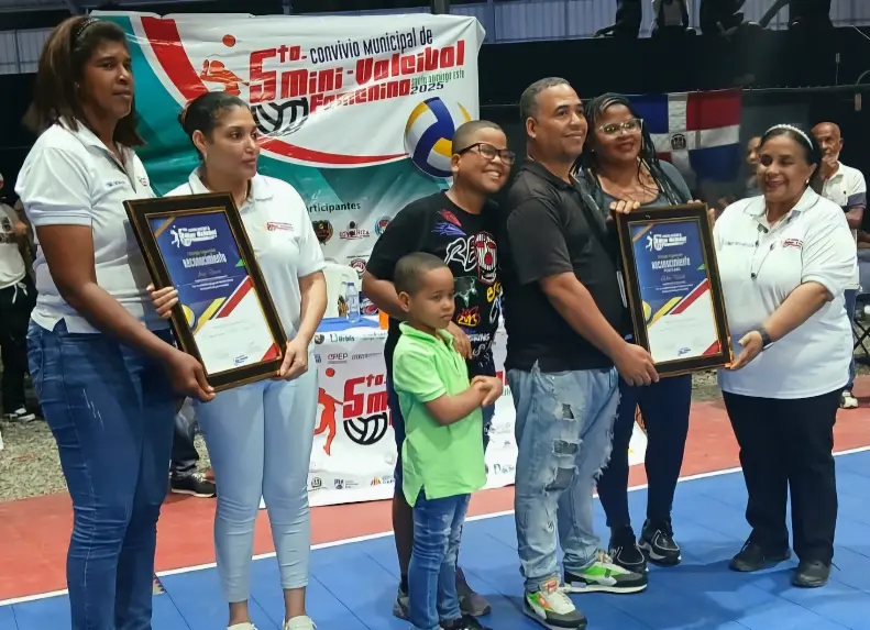 Ellianny Ceballos,  mejor defensora, Yanibel Pérez,   la Más Valiosa e Isaury García, más destacada en saque.