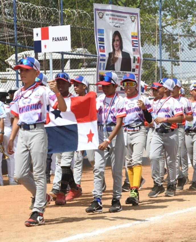 Niños participantes en el desfile de inaugurción del Panamericano de Béisbol Infantil de 11 a 12 años de edad.