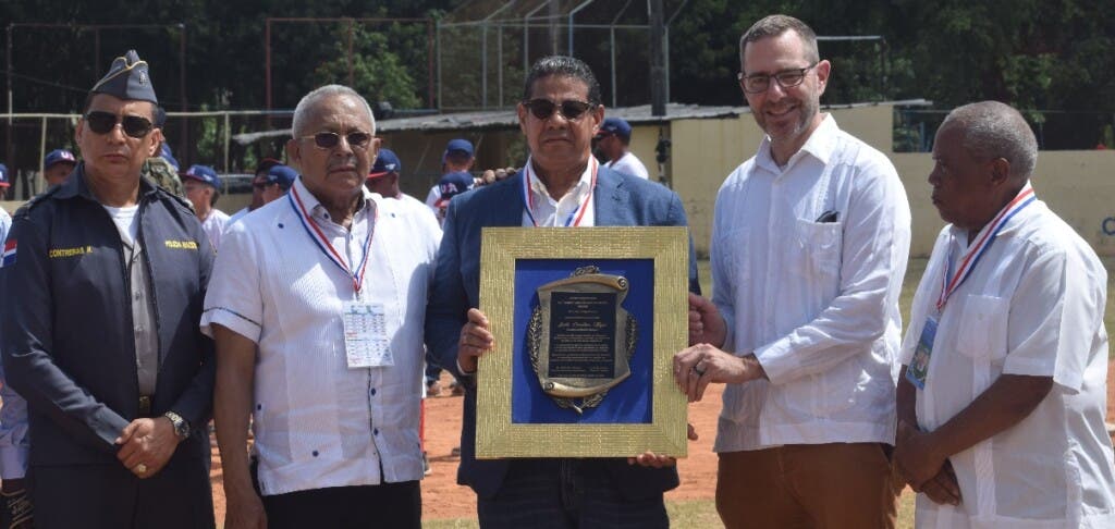 Miguel Ángel Méndez, en representación de la alcadesa Carolina Mejía, recibe la placa de dedicatoria entregada por el doctor José Ramos, presidente del Comité Organizador y el cónsul estadounidense Bill Swaney. En los extremos el general Rufino Contreras y Luis Mercedes.
