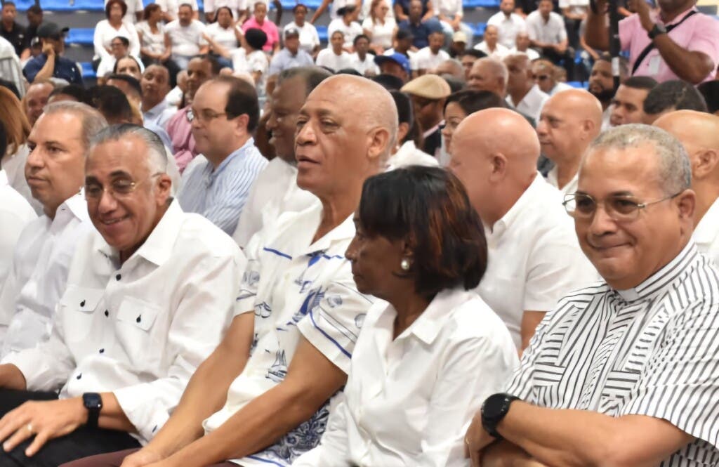 Garibaldy Bautista, Luis Mejía Oviedo, José –Boyón- Domínguez, Raisa Bello y el padre Nelson Acevedo durante la ceremonia del acto de entrega del remozado club Luperón.