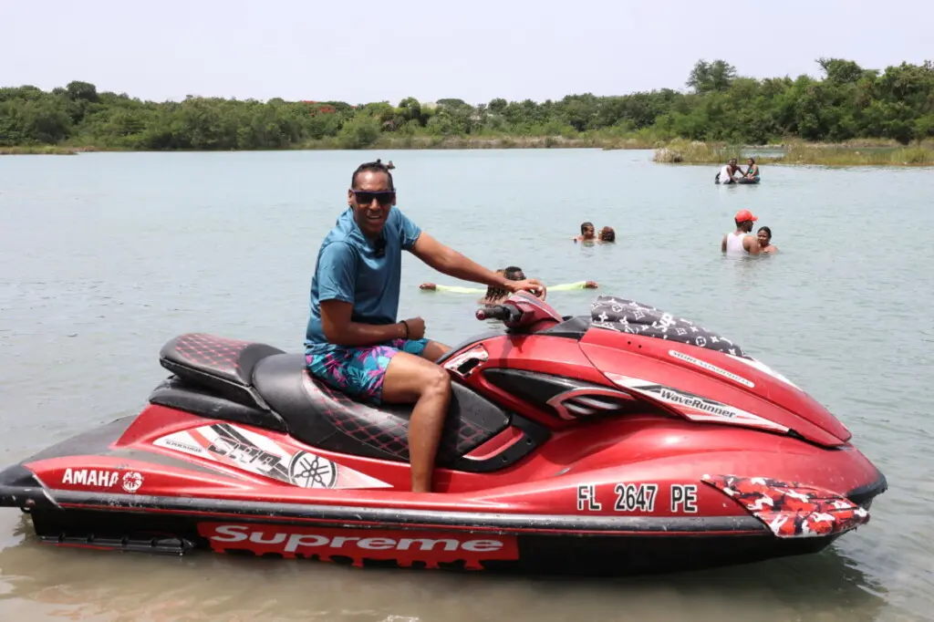 El periodista Lázaro Medina "Oscar Fam", a bordo de un jet ski en el balneario La Neverita del río Nizao. / Duany Núñez.
