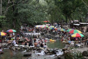 Entre montañas y aguas claras: la magia del Balneario Acapulco en La Vega