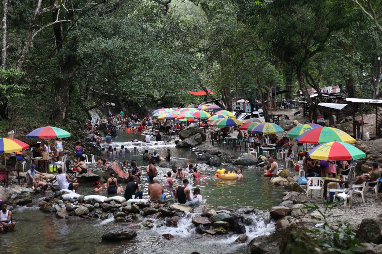 Entre montañas y aguas claras: la magia del Balneario Acapulco en La Vega