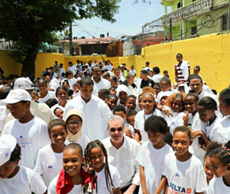 El presidente Luis Abinader posa junto a estudiantes de la Escuela básica Salomé Ureña, en el sector Capotillo.