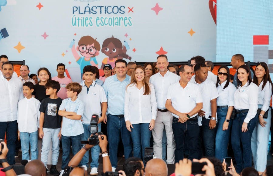 Plásticos por Útiles Escolares: ¿Cuántas botellas recolectaron la Alcaldía DN y Aduanas?