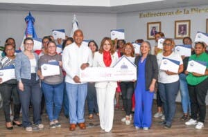 Más de 10 millones en apoyo a 41 mujeres del programa Bono Mujer en Santo Domingo