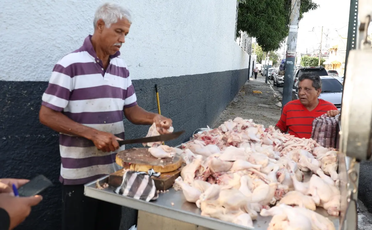 Denuncian precios pollo se elevan por las nubes