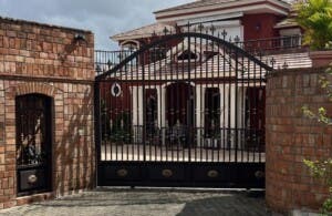 Pareja lleva 8 años en busca le desalojen casa