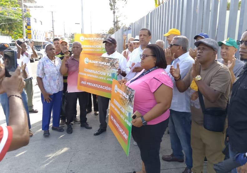 Protestas por la apertura urgente de la Ciudad Sanitaria Luis Aybar