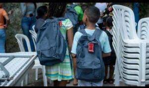 Entregan útiles escolares a cientos de niños