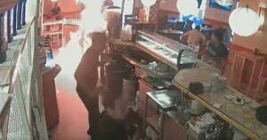 ¡Insólito! Hombre incendia un bar por falta de mayonesa para su bocadillo