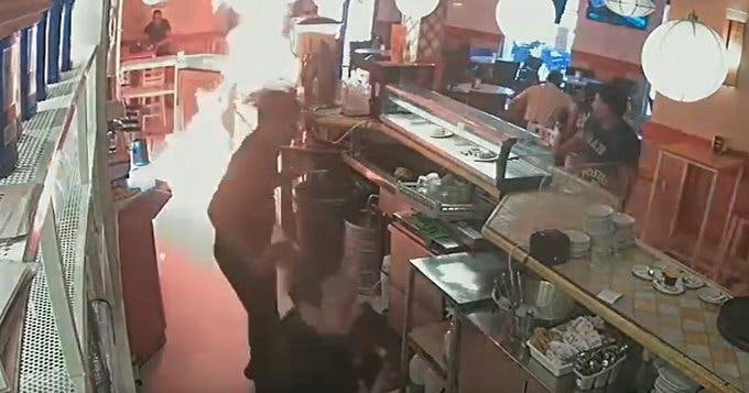 ¡Insólito! Hombre incendia un bar por falta de mayonesa para su bocadillo