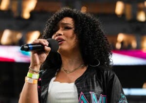 Chelsy Bautista interpreta Himno Nacional en el estadio de los Marlins