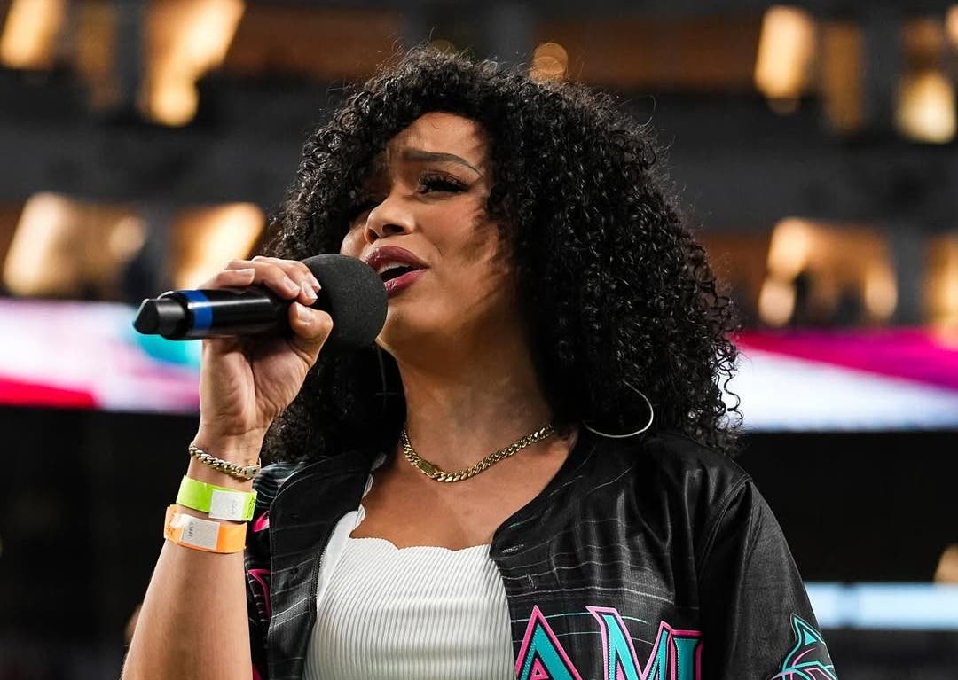Chelsy Bautista interpreta Himno Nacional en el estadio de los Marlins
