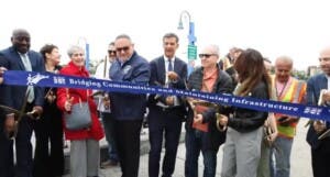Inauguran rehabilitación puente peatonal conduce a playa en Brooklyn