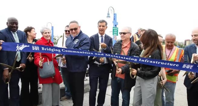 Inauguran rehabilitación puente peatonal conduce a playa en Brooklyn