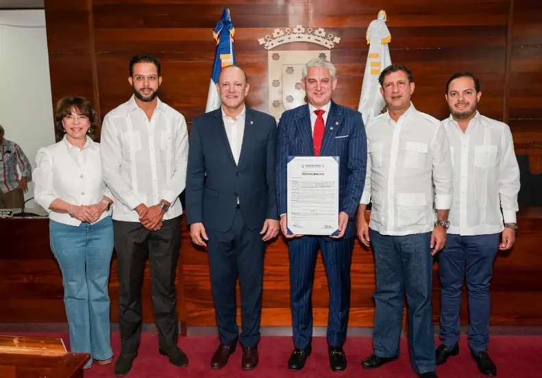 Alcaldía de Santiago reconoce a Samadi
