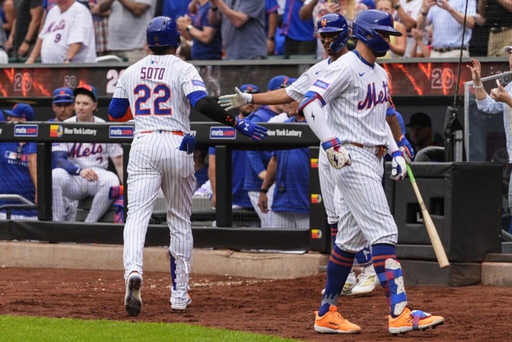 Juan Soto (22), de los Mets de Nueva York, es recibido tras conectar un jonrón en la novena entrada de un partido de béisbol contra los Guardianes de Cleveland, el miércoles 6 de agosto de 2025, en Nueva York. (Foto AP/Yuki Iwamura)