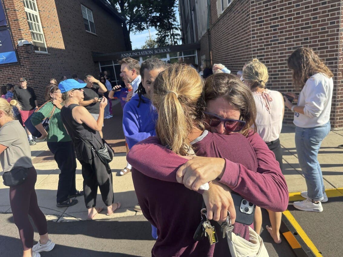 Tiroteo en escuela católica de Minneapolis deja dos muertos y 20 heridos