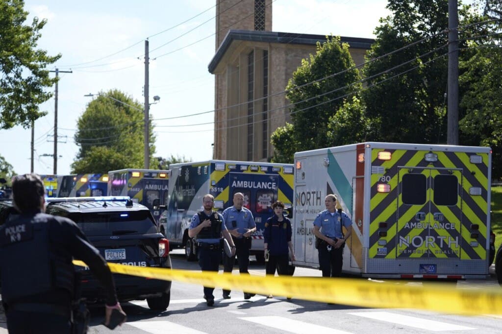 Tiroteo en escuela católica de Minneapolis deja dos muertos y 20 heridos
