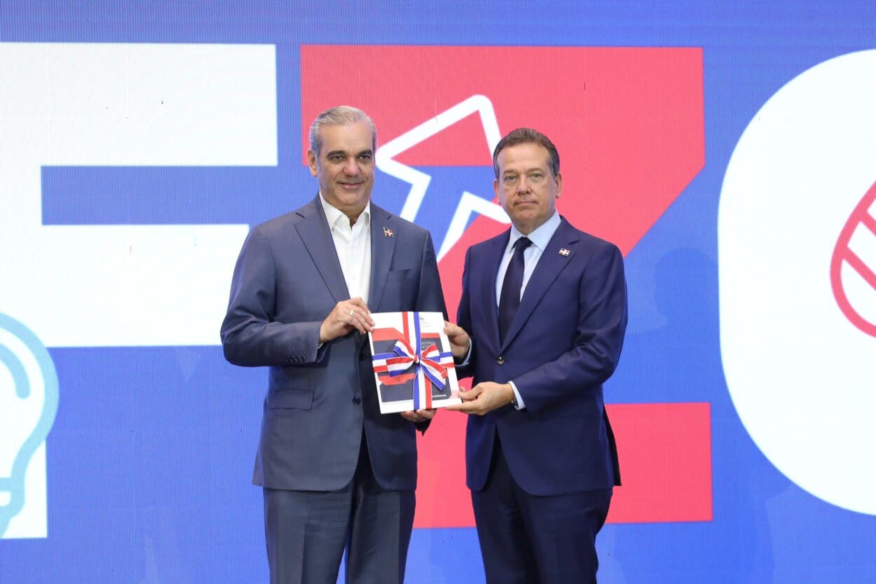 Abinader recibe Estrategia para la industria de semiconductores
