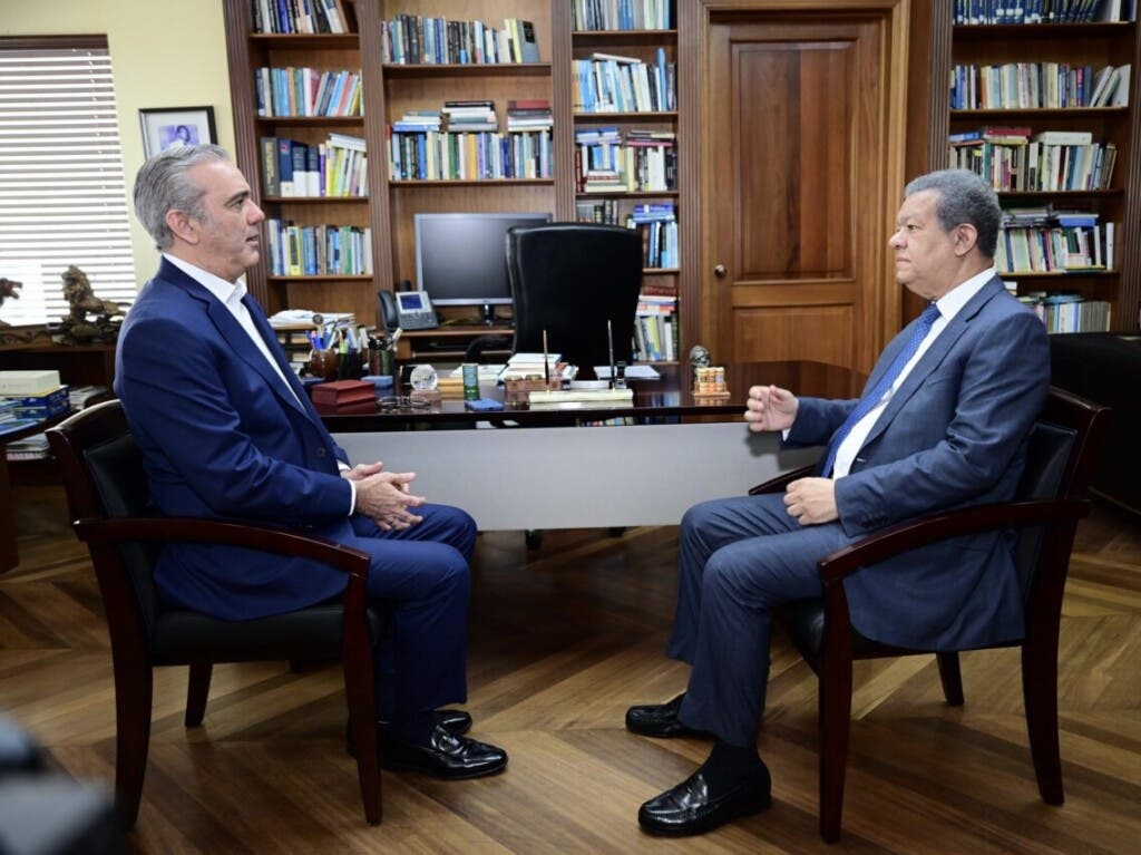 Abinader responde a Fernández y exhibe aumento histórico del salario mínimo.