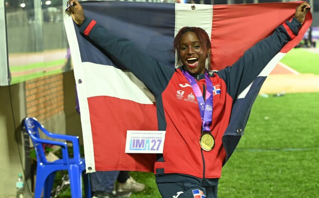 Liranyi Alanzo muestra la bandera dominicana luego de ganar la medalla de oro en los 200 metros planos de los II Juegos Panamericanos Junior