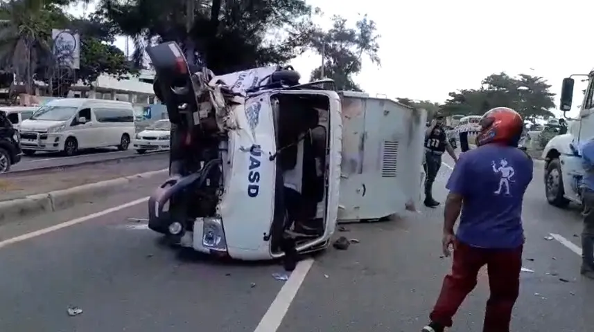 Vehículo de la UASD choca con carro en la autopista 30 de Mayo sin dejar víctimas