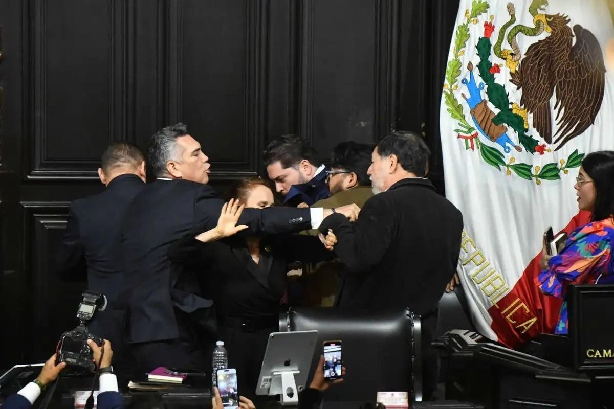 VIDEO: ‘Alito’ Moreno agrede a golpes a Fernández Noroña en el Senado mexicano