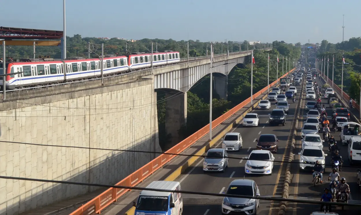 Ciudadanía se muestra entusiasta con nuevos metros de seis vagones y mejoras en traslado de pasajeros