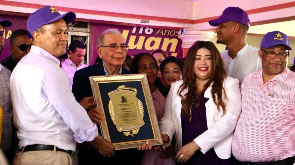 Durante la Asamblea de Dirigentes del PLD en Mao, Valverde, Danilo Medina recibió una placa de reconocimiento. / Fuente externa.