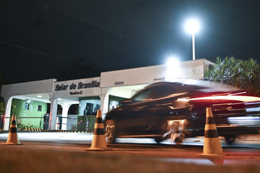  BRASILIA (BRASIL), 04/08/2025.- Un auto pasa frente a la entrada del condominio donde vive el expresidente de Brasil Jair Bolsonaro este lunes, en Brasilia (Brasil). EFE/ Andre Borges.